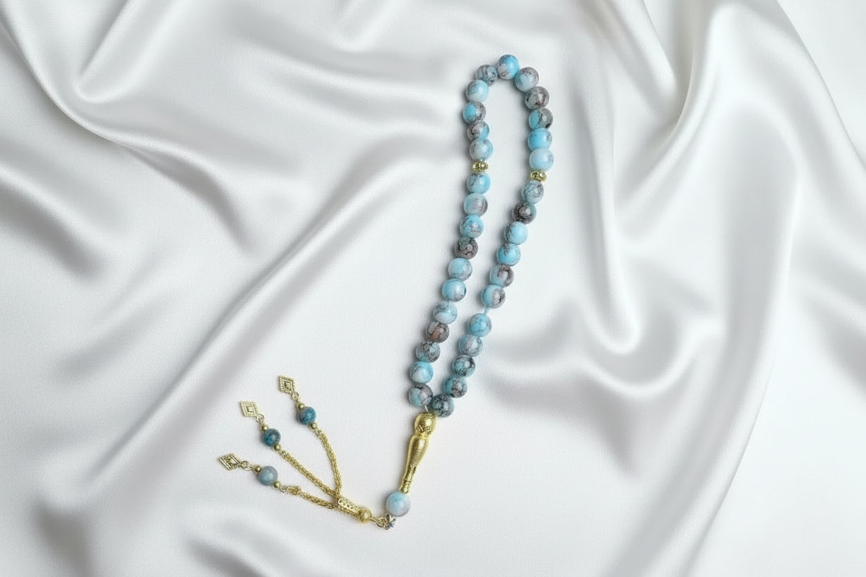 Tasbih de 33 perles de 10mm aux motifs marbrés vert foncé, émeraude et brun, avec séparateurs dorés ciselés et pompon luxueux doré orné de trois perles assorties